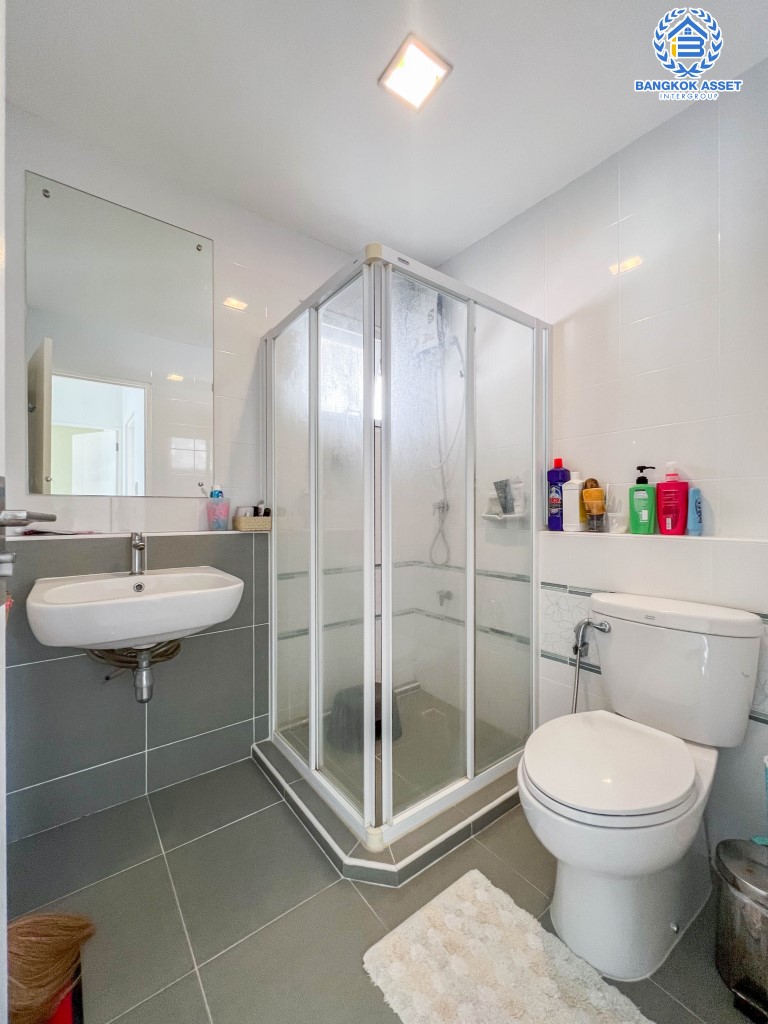 *****บ้านเดี่ยวมือสองย่านกรุงเทพฯ ม.มัณฑนาเลค วัชรพล จากแบรนด์แลนด์แอนด์เฮ้าส์ เนื้อที่กว้างขวาง 50.30 ตร.ว. ฟังก์ชัน 3 ห้องนอน 3 ห้องน้ำ ที่จอดรถ 2 คัน บ้านสวยพร้อมอยู่ บนทำเลแห่งการเดินทาง สภาพแวดล้อมเป็นเลิศ ใกล้รถไฟฟ้าสายสีเขียว "สถานีสายหยุด, สะพานใหม่" และทางด่วน "ฉลองรัช"